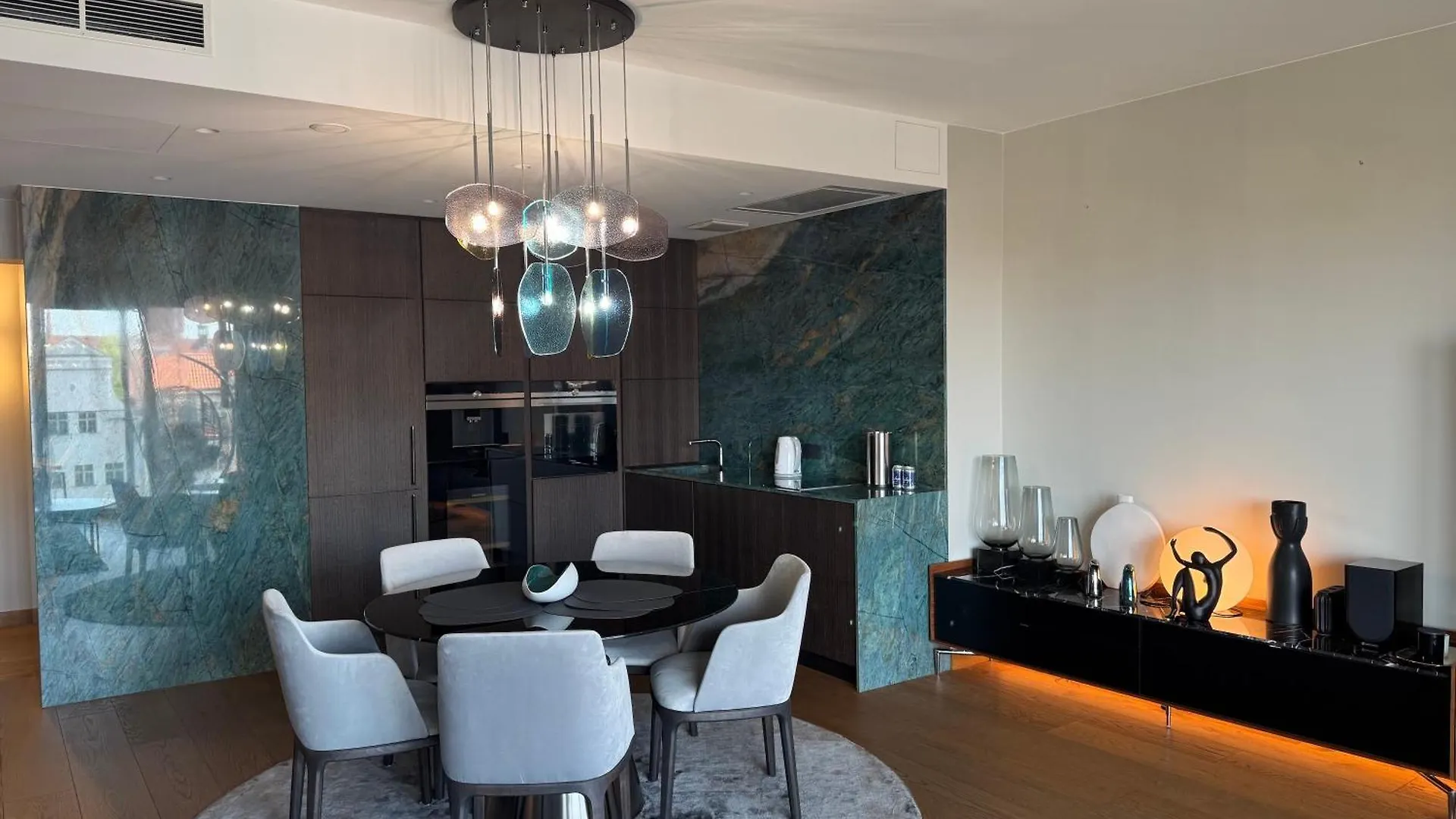 Deo Plaza Luxury Apartments By Blue Mandarin